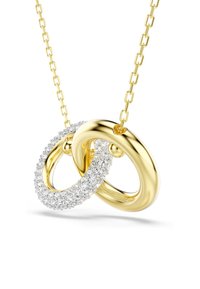 Guldkedja med en halsband som har två sammanflätade ringar: en polerad guld och den andra prydd med klara kristaller längs kanten.