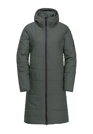 Long manteau d'hiver matelassé vert foncé avec capuche, fermeture éclair frontale complète et design matelassé, présenté sur fond blanc.