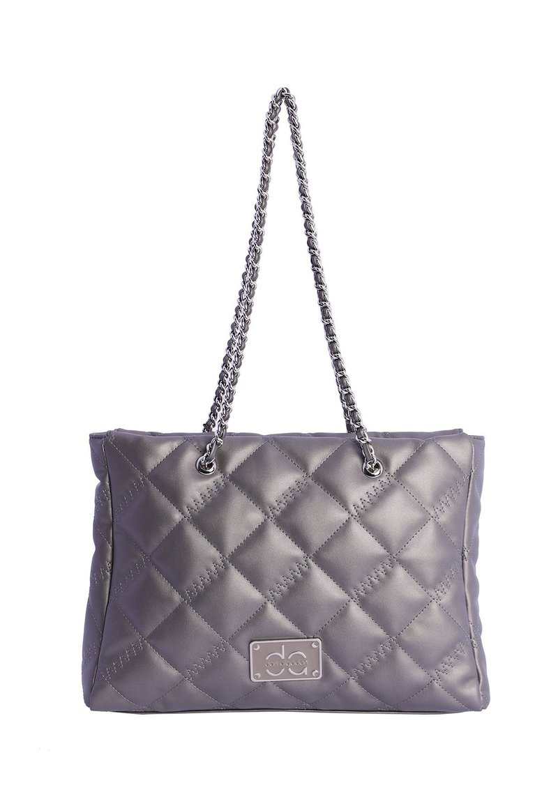 Bolso tote gris acolchado con una correa de cadena, con patrones en forma de diamante y una placa metálica con el logotipo en el frente. Textura suave y forma estructurada.
