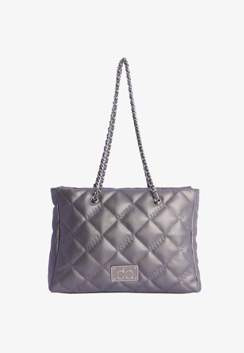 Bolso tote gris acolchado con una correa de cadena, con patrones en forma de diamante y una placa metálica con el logotipo en el frente. Textura suave y forma estructurada.