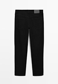 Zwarte denimbroek met een slim fit, voorzien van twee achterzakken, een gladde textuur en een merklabel op de taille.