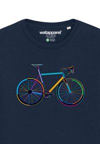 Marine t-shirt met een meerkleurige graphic van een fiets, waarbij de wielen, het frame en de handvatten worden benadrukt met levendige, geometrische lijnen.
