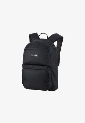 Sac à dos noir en tissu durable, avec des bretelles rembourrées, une poche zippée à l'avant et un patch logo sur le compartiment principal.