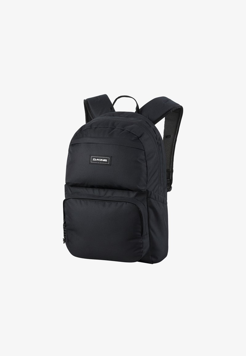 Zwarte rugzak van duurzame stof, met gevoerde schouderbanden, een voorzak met rits en een logo-opdruk op het hoofdvak.