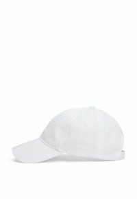 Witte katoenen baseballcap met een gebogen klep, verstelbare band aan de achterkant en een knop bovenop. Glad oppervlak, eenvoudig ontwerp.