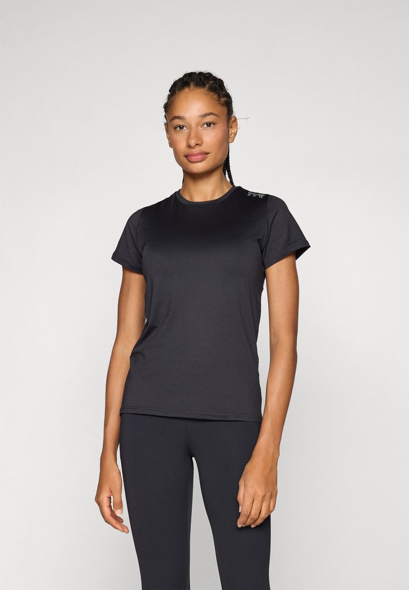 Camiseta deportiva negra de manga corta, fabricada con un tejido liso que absorbe la humedad; presenta un pequeño logotipo en el hombro izquierdo.