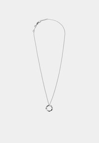 Collana in argento con un pendente circolare allungato caratterizzato da un design testurizzato. Lunghezza regolabile con chiusura a moschettone.