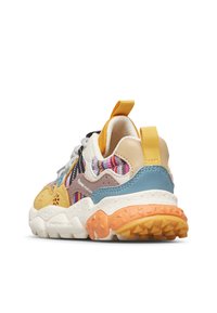 Objemné tenisky s vícebarevnou textilií, žlutými, modrými, béžovými a oranžovými semišovými akcenty, bílou podrážkou a poutky na patě a jazyku.