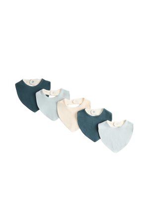 Fünf weiche, gerippte Baby-Lätzchen in Blau-, Creme- und Türkistönen, in einer Reihe mit Druckknöpfen am Hals angeordnet.