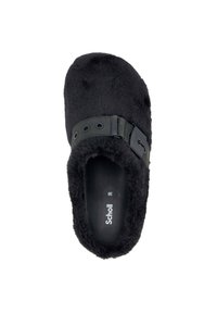 Ciabatta nera con tessuto morbido e peluche e design a punta arrotondata. Presenta una fascia con ritagli circolari e un piccolo dettaglio a fibbia.