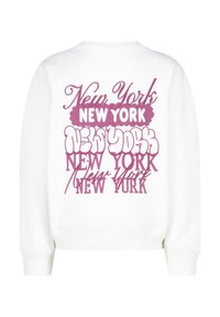 Sweatshirt blanc avec divers designs de texte "New York" en rose, comprenant des polices en gras et en cursive, avec une coupe décontractée et des poignets côtelés.