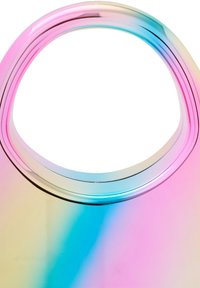 Gennemsigtig regnbue indkøbskurv med et rundt håndtag, der har en glat, blank overflade og en gradient af pink, blå og iriserende nuancer.