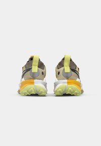 Bicolor sportschoenen met een combinatie van beige, bruin en gele accenten, een textuur bovenwerk, een gevoerd kraag en een prominente hak met antislipzolen.