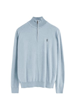 Hellblauer Pullover mit hohem Kragen und halb offenem Reißverschluss. Weiche Stricktextur, gerippte Bündchen und Saum, mit einem kleinen schwarzen Emblem auf der Brust.