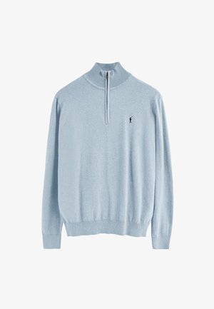 Hellblauer Pullover mit hohem Kragen und halb offenem Reißverschluss. Weiche Stricktextur, gerippte Bündchen und Saum, mit einem kleinen schwarzen Emblem auf der Brust.