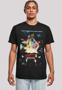 Černé tričko s barevným grafickým designem hororového filmového plakátu „Noční můra v Elm Street 4“, s živými obrázky a textem.