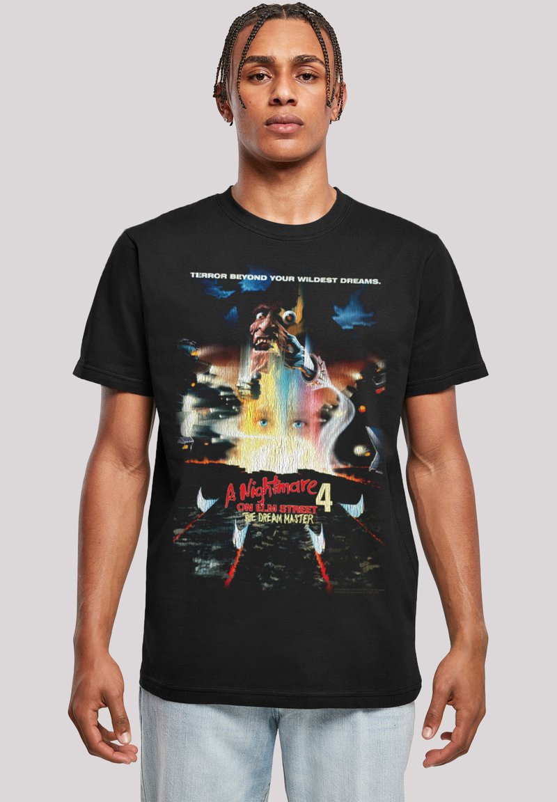 Černé tričko s barevným grafickým designem hororového filmového plakátu „Noční můra v Elm Street 4“, s živými obrázky a textem.