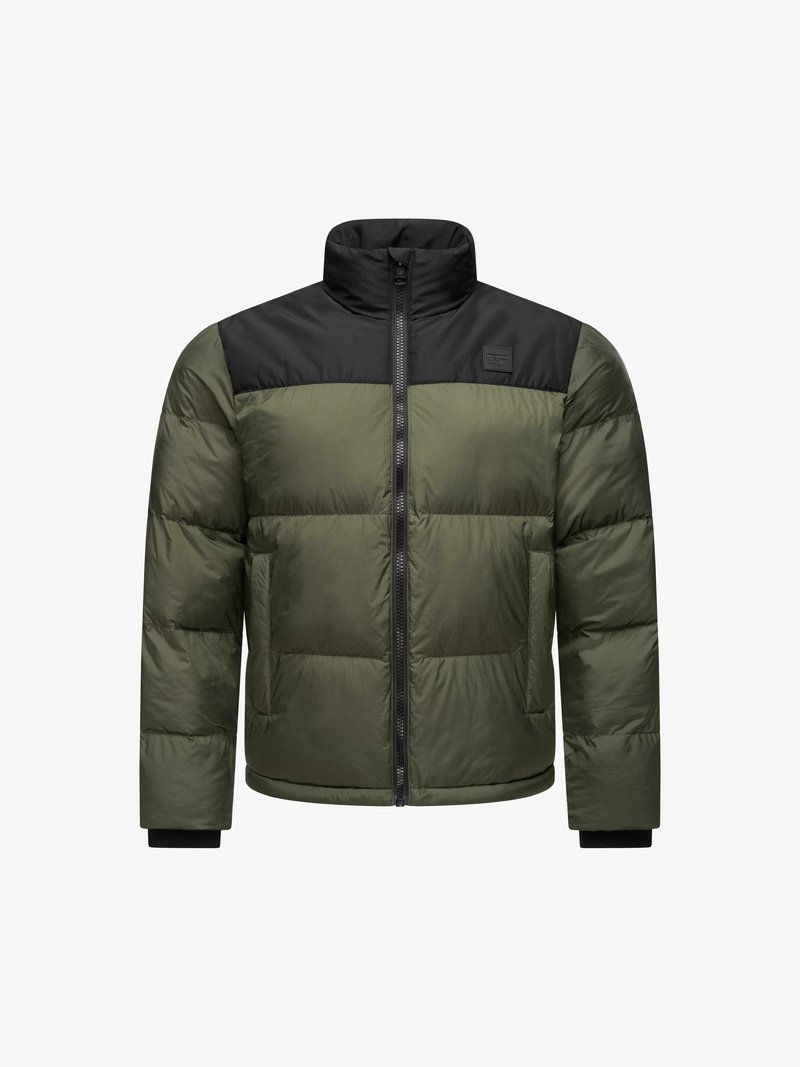 Puffjakke med olivengrønn kropp og svart høy krage, glidelås foran og ribbestrikkede mansjetter. Materialet er glatt med et quiltet design.