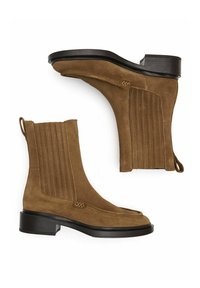Brązowe zamszowe botki za kostkę z żebrowanymi bocznymi panelami, okrągłym noskiem i czarnym, masywnym obcasem. Pętla z tyłu ułatwiająca zakładanie.