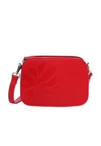 Borsa a tracolla in pelle rossa con forma rettangolare piatta, caratterizzata da un design floreale embossato, chiusura con zip e tracolla regolabile.