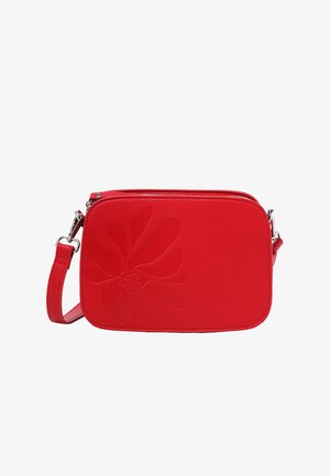 Rote Leder-Umhängetasche mit flacher, rechteckiger Form, ausgestattet mit einem geprägten Blumenmuster, Reißverschluss und verstellbarem Träger.