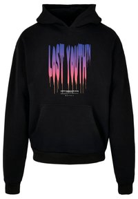 Črna kapuca s sprednjim žepom v obliki kenguruja. Ima besedilo "LOST YOUTH™" v gradientnem slogu v modri in roza kapljicah ter majhnim belim besedilom spodaj.