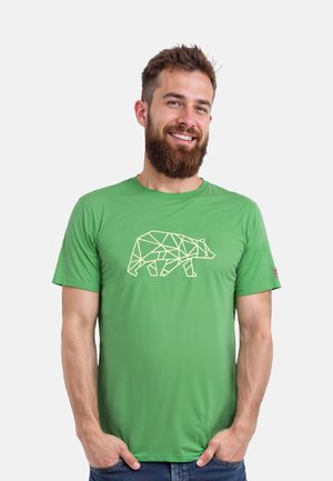 Camiseta de algodón verde con un diseño de oso geométrico blanco, manga corta y corte regular. Textura suave con cuello redondo.