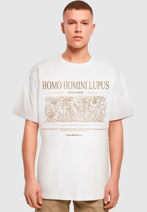 Hvit bomull T-skjorte med et stort brunt grafisk trykk av klassiske figurer og teksten "HOMO HOMINI LUPUS" i midten.