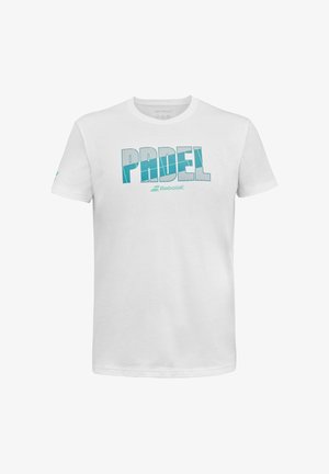 Hvid T-shirt med korte ærmer med grønblåt "PADEL"-tryk og Babolat-logo trykt på brystet.