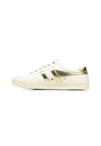 Sneakers bianchi in tela con accenti dorati, dotati di punta rotonda, suola piatta e sei asole per i lacci. Texture morbida e design minimal.