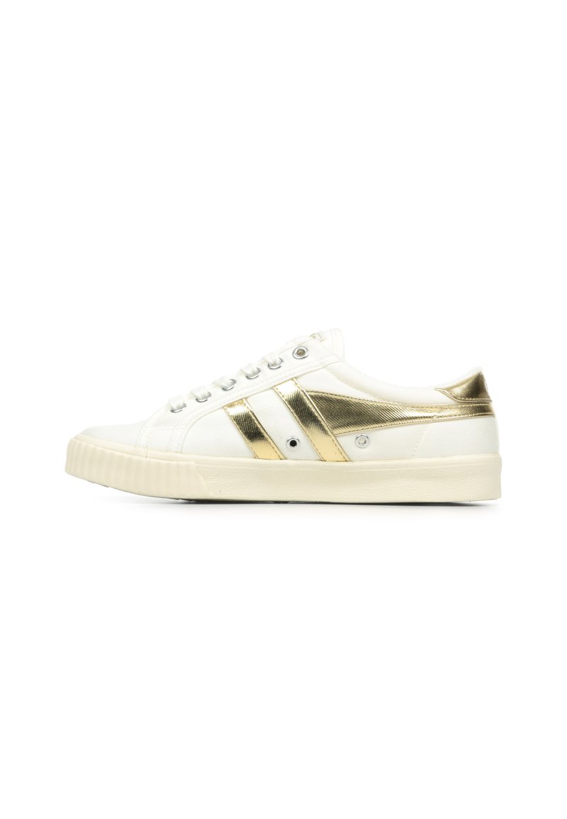 Sneakers bianchi in tela con accenti dorati, dotati di punta rotonda, suola piatta e sei asole per i lacci. Texture morbida e design minimal.