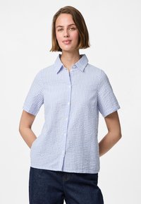Iets met korte mouwen, een getailleerde blouse in lichtblauw met witte strepen, met een kraag en een relaxte pasvorm, gemaakt van een zachte, gestructureerde stof.