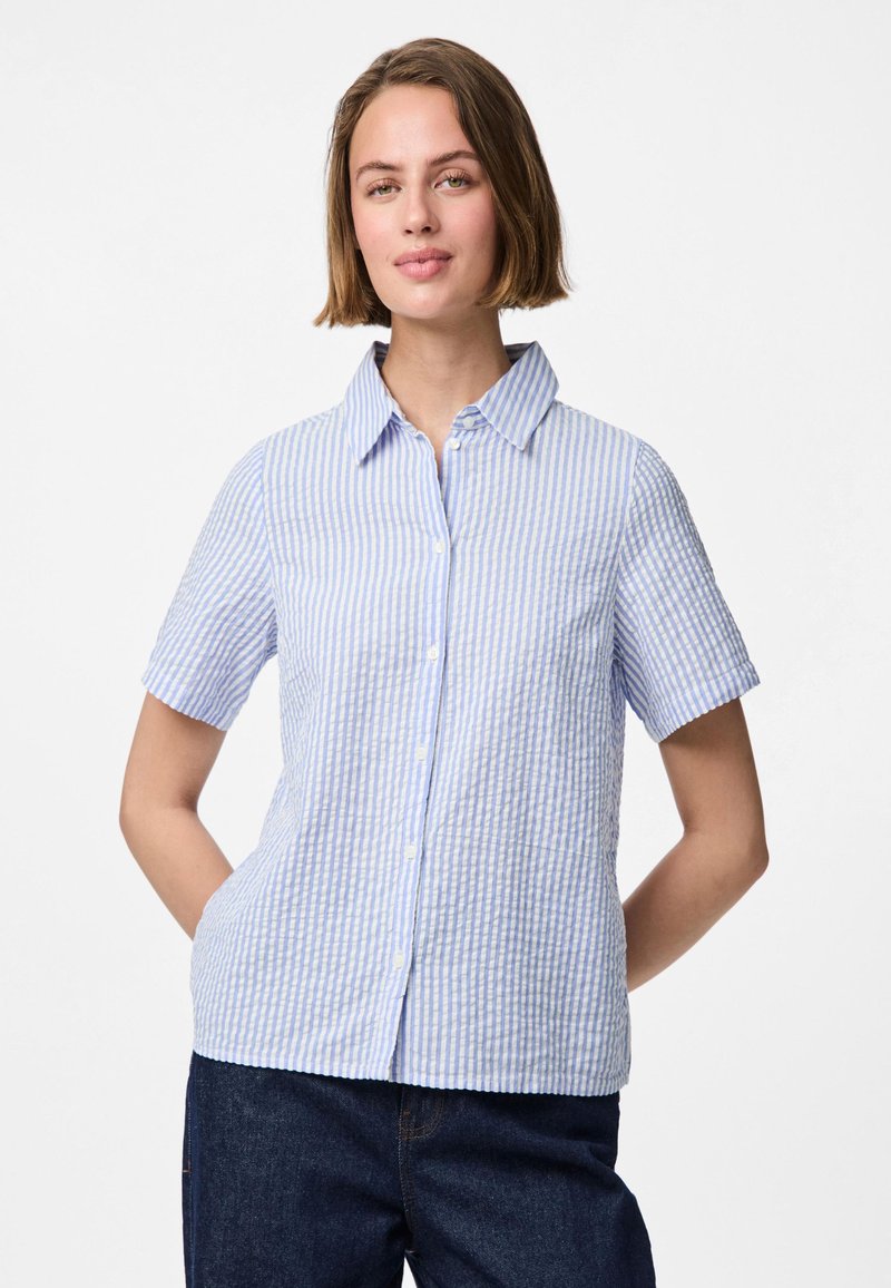 Iets met korte mouwen, een getailleerde blouse in lichtblauw met witte strepen, met een kraag en een relaxte pasvorm, gemaakt van een zachte, gestructureerde stof.