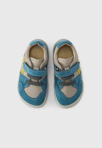 Παιδικά παπούτσια σε μπλε και γκρι χρώμα με σουέτ υφή, με ιμάντες βέλ κρο, γκρι κορδόνια και κίτρινη λεπτομέρεια στο πλάι.