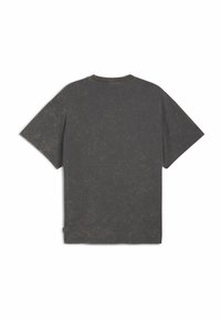 Mørkegrå oversized t-shirt med korte ærmer, rund hals og en struktureret finish, der har ujævne farvemønstre overalt.