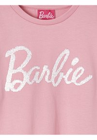 Rosa T-Shirt mit kurzen Ärmeln, das ein weißes, mit Pailletten besetztes "Barbie"-Textlogo zeigt. Der Stoff hat eine glatte Textur und einen runden Ausschnitt.