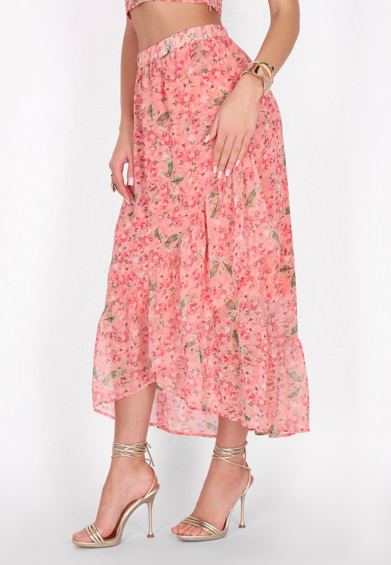 Roze bloemen midi-rok met een elastische tailleband, lichte stof en een geplooide zoom. Gekocht met gouden, bandjes hoge hakken.