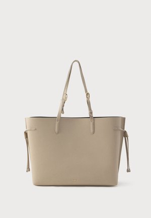 Beige Ledertasche mit zwei Schulterriemen, seitlichen Kordelzügen und kontrastierendem schwarzem Innenfutter. Verfügt über ein dezentes Markenlogo auf der Vorderseite.