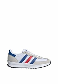 Des baskets avec une tige en cuir blanc ornée de rayures bleues et rouges, un accent en suède gris, et une semelle texturée portant l'inscription "CLOUDfoam."
