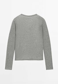 Maglia a maniche lunghe grigia realizzata in morbido tessuto a maglia, caratterizzata da un collo rotondo e una forma dritta senza cuciture visibili o decorazioni.