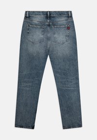 Vaqueros de mezclilla, lavado azul claro, diseño de pierna recta, estilo de cinco bolsillos con dos bolsillos traseros, desvanecimiento sutil y detalle del logo rojo en el bolsillo.