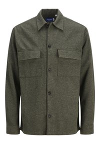 Camicetta verde oliva a maniche lunghe realizzata in tessuto testurizzato. Presenta due tasche sul petto e bottoni neri lungo la parte frontale, con colletto a punta.