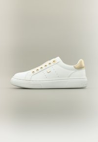 Άσπρα δερμάτινα αθλητικά παπούτσια με απαλό φινίρισμα, μεταλλικά χρυσά οφθαλμίδια και μπεζ λεπτομέρεια στη φτέρνα. Υφασμένο καουτσούκ πέλμα.