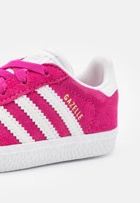 adidas Originals GAZELLE UNISEX - Sneakers low - semi lucid fuchsia/footwear white/gold metallic