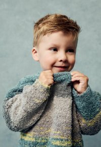 Textúrás kardigán szürke, kék és sárga árnyalatokban, mintás designnal és puha, bolyhos felülettel. A nyaka enyhén megemelt.