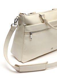 Grietos formos kreminės odos rankinė su keliais užtrauktukais ir nuimamu peties diržu. Sidabriniai aksesuarai.