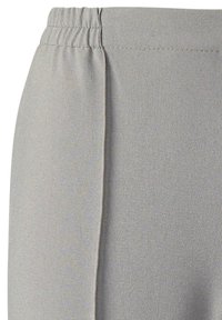 Lichtgrijze, elastische broek met een soepele textuur en subtiele glans; heeft een zijnaad voor een gestroomlijnd ontwerp en comfort.