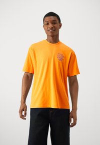 Edwin - MUSIC CHANNEL UNISEX - Printtipaita - orange tiger Pienoiskuva 1