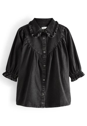 Sort denimskjorte med flæsekrave, knaplukning foran og rynkede ærmer. Blød tekstur, A-formet silhuet og glat finish.