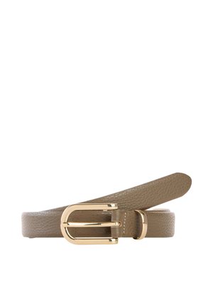Ceinture en cuir texturé taupe avec boucle métallique dorée brillante et passant, posée à plat avec une extrémité légèrement relevée.